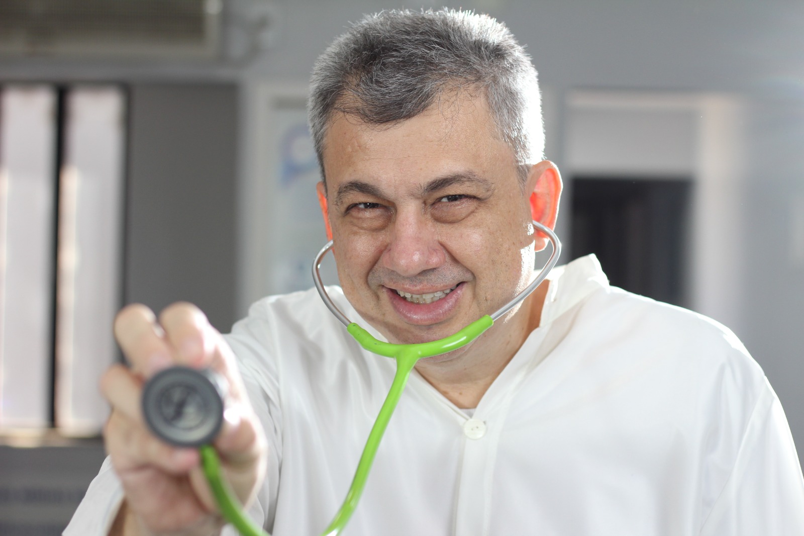 Dr. Patrick sorrindo com estetoscópio